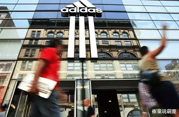 明明价格差不多，为啥很多人却说“穷耐克，富阿迪”？看完可算明白了