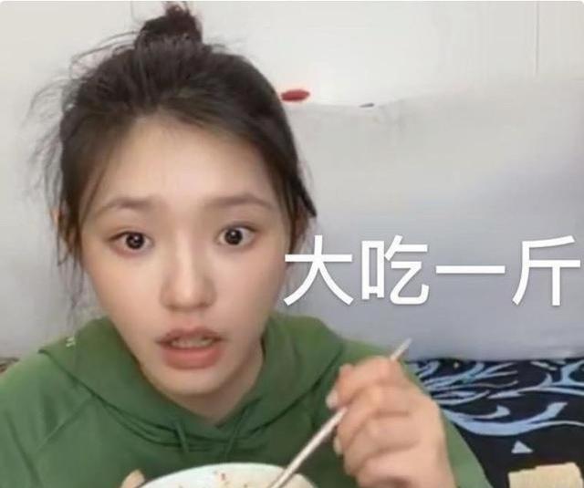 『林允』林允真是娱乐圈最敢吃的！深夜大口吃火锅，却因坐姿粗鲁被骂惨