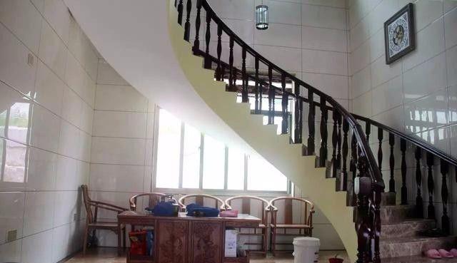 湖南大叔逃离北京, 回乡建百万豪华别墅, 全村人围观!