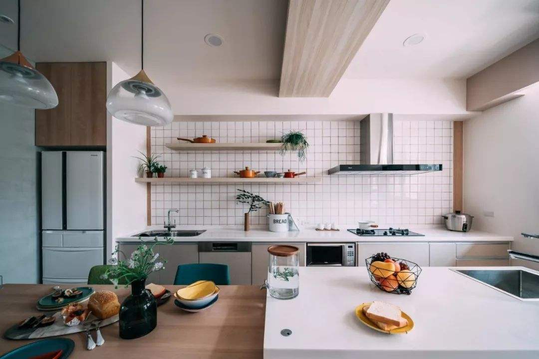 「」为什么有钱人厨房不做吊柜?头次见这种设计,不得不感叹太聪明了