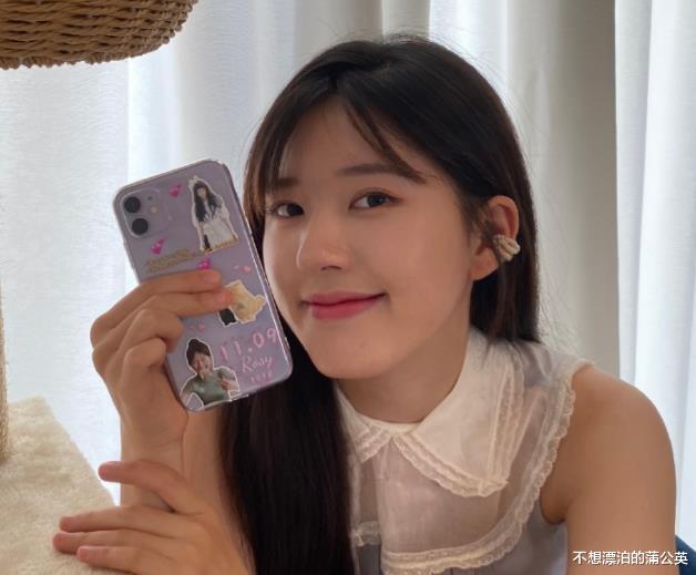 赵露思|赵露思晒照,坐车上自拍“慵懒范”十足,22岁素颜皮肤状态绝了