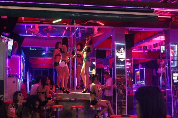 酒吧▲在泰国游玩，为什么不能上酒吧二楼？原因不好意思说