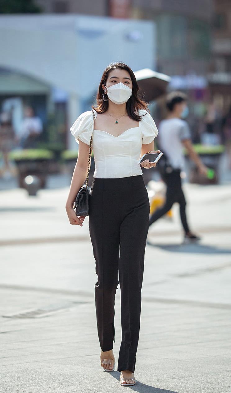 黑白配|经典又不过时的黑白配，优雅大方颇具正式感，更显职业女性气质