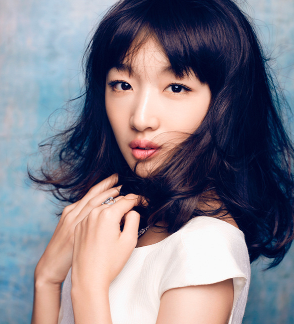 周冬雨▲周冬雨个人总票房96.2亿，新作《坚如磐石》再度合作张艺谋