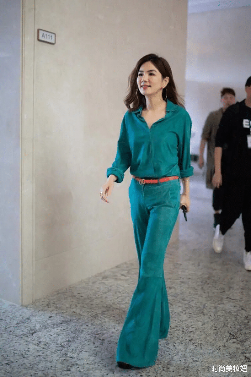 穿衣搭配|蒋雯丽真的老了，穿黑色连体裤配超短发又A又飒，无滤镜眼纹真实