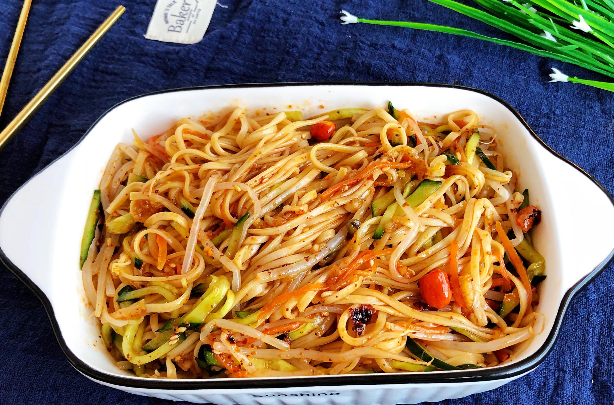 『面条』懒人拌面条！10分钟敲定，酸爽开胃，老公一次3盘不够吃