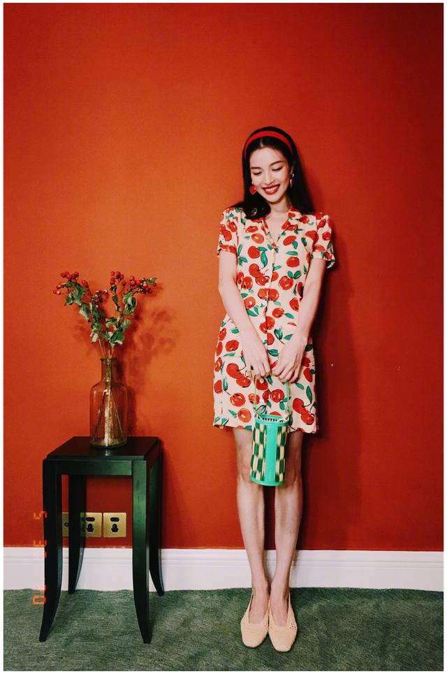 #复古#钟楚曦演绎复古港风，红发带配红色印花连衣裙，明媚优雅很有魅力