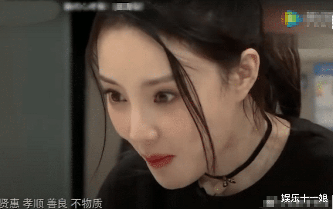 李小璐|李小璐再晒自拍！看清身后的走廊后，网友：难怪和贾乃亮离婚！