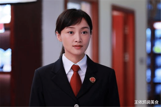 春晚|24岁主持春晚前途无限又花容月貌，怪不得两个男人为她离婚