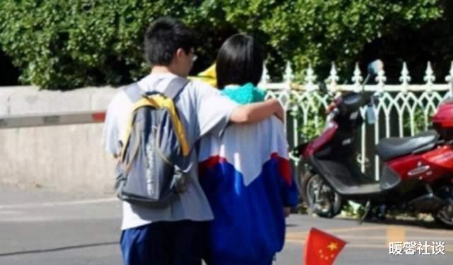 早恋|为防早恋，校长设计“奇葩校服”看到成品后，网友：不愧是校长