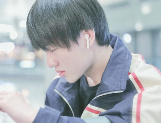 Uzi▲RNG放假后选手亲自去照顾uzi，还带了女生？女友赶紧解释：谈合同