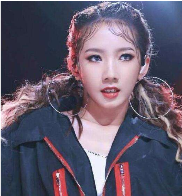 「迪丽热巴」明星耳环有多奇葩?本以为孟美岐章子怡够夸张,看到热巴全网纷纷道歉