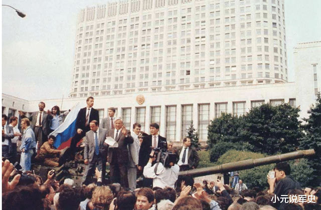 :穷得只剩武器的国家,战斗机100斤猪肉就能换,坦克也只要几箱酒