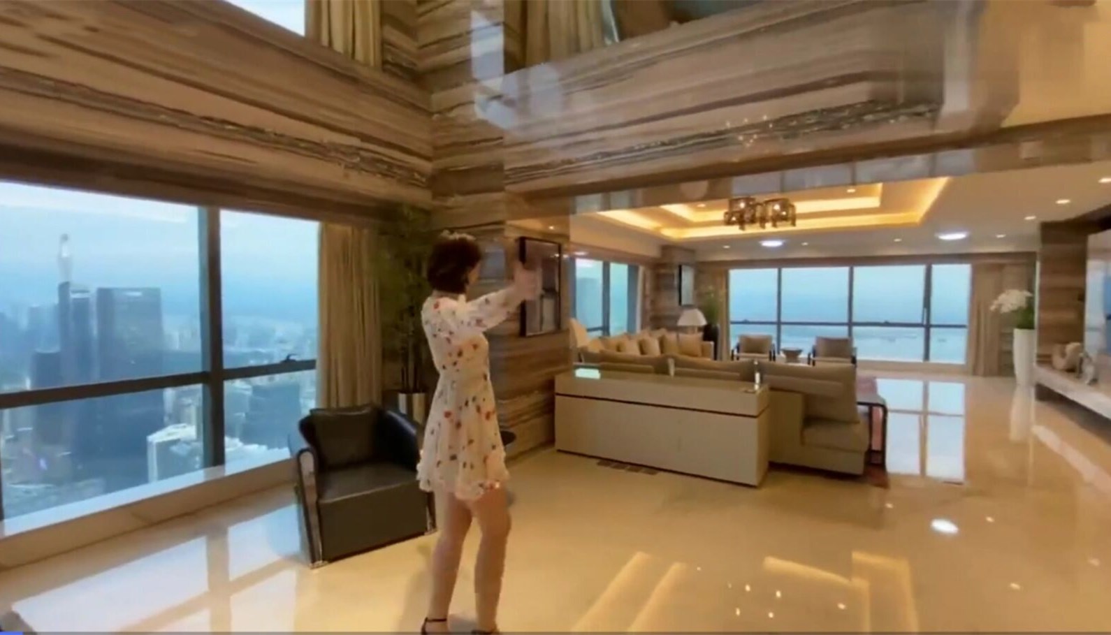 游泳池|深圳美女老板豪宅曝光，高层复式玄关长达10米，明星豪宅也比不过！