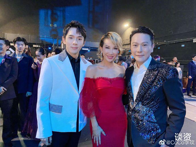 韦小宝|46岁李玟与40岁容祖儿合照，精修图美得惊艳，动态暴露真实年龄