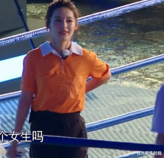 #李沁#郑恺抱着李沁撕她名牌，谁注意他的手放哪了？这是对老婆最大尊重