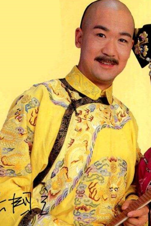 张国立|65岁张国立近况曝光，老态龙钟要人搀扶，儿子成一辈子遗憾！