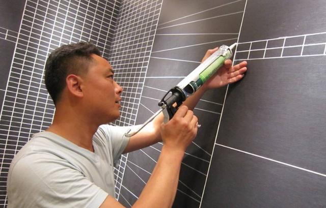 ＂卫生间玻璃胶发黑长霉怎么处理？学会这几招，让玻璃胶干净如新＂