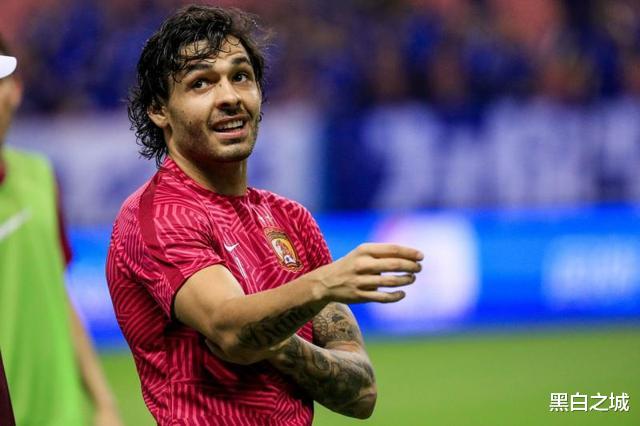 归化球员：值吗？国足归化球员成本近10亿元，超贫困县财政收入十倍