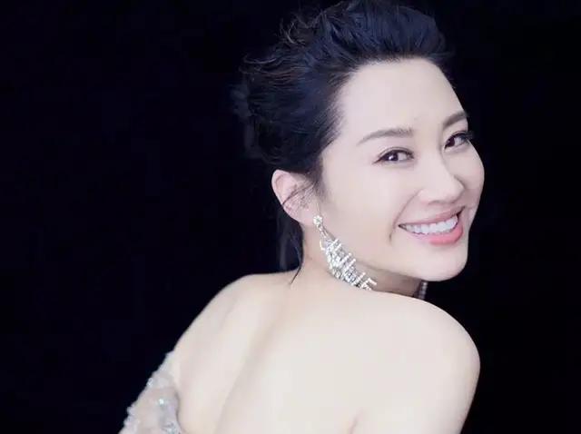「许晴」与小20岁男星“恋爱”，4段感情都虐，51岁的许晴真“骚”真软