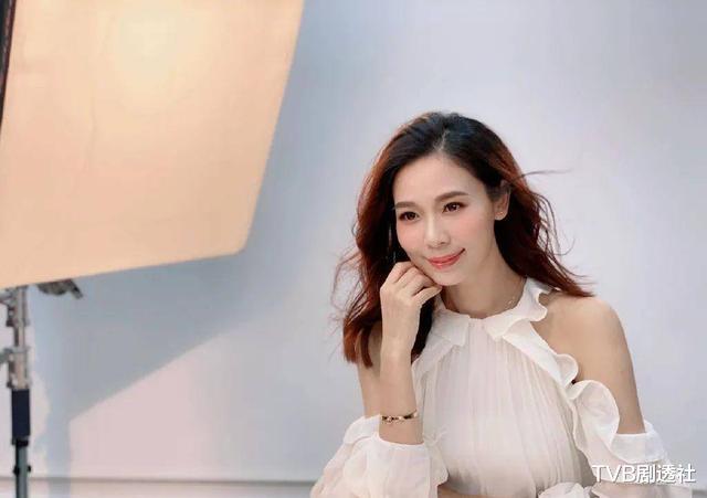 杨秀惠|前TVB花旦回港为姐妹庆生，曾网上教如何赚一亿，被网友指是炫富