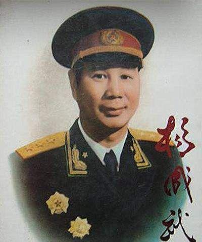 杨成武|他曾是邓小平接班人,是令敌人闻风丧胆的英雄,敌军看见他绕着走