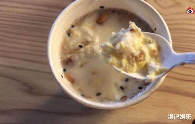 张馨予|张馨予跟老公回家过节，一起逛美食街，手比大锅撒娇说自己拳头小