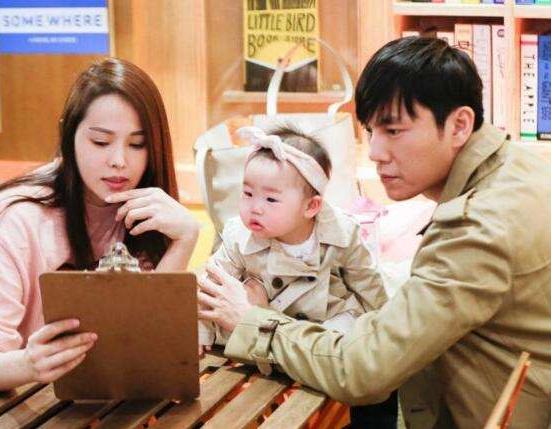 伊能静■伊能静18岁儿子做美甲戴戒指身材妖娆，网友：多大仇，养成这样？