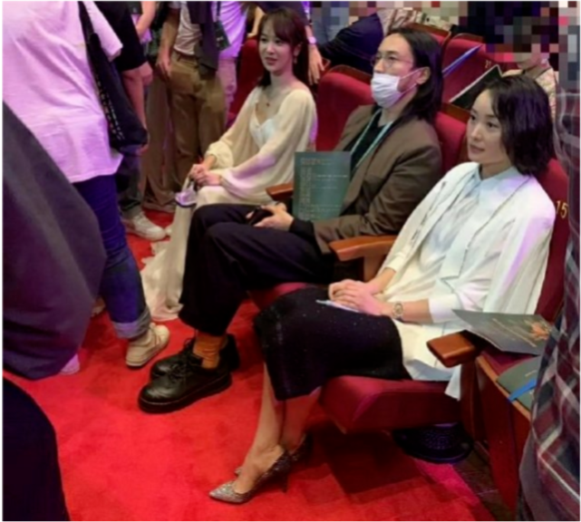 杨紫|杨紫减肥颇有成效？一袭白裙锁骨明显，路人镜头下不再虎背熊腰