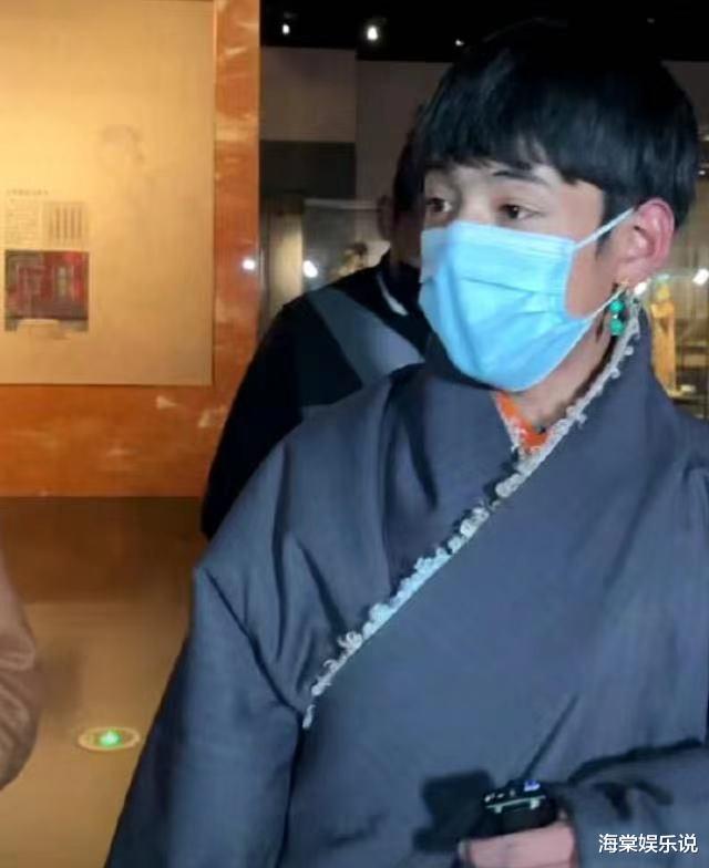 胡军|丁真现身博物馆直播被嘲目光呆滞，下衣像一个围裙，画风太杀马特