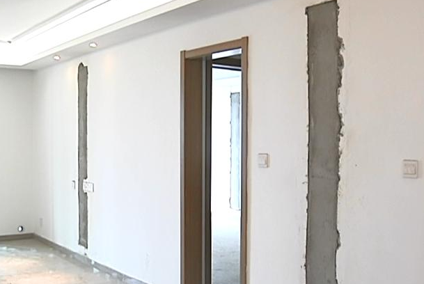 「」婚房被人砸成废墟,女子进门后懵了,装修队:不好意思,砸错房了