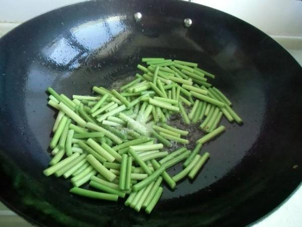 『』鸡身上“最营养”的部位，肉贩子自己留着吃，一只鸡只有一个！