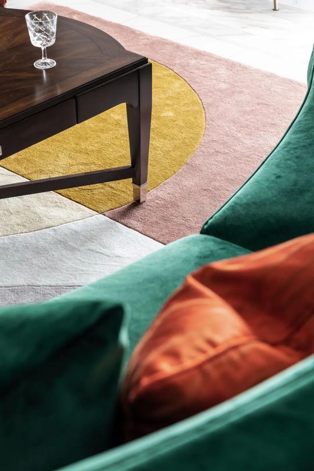 「」131㎡现代轻奢，横厅格局，过道做电视墙，隐形门的设计真漂亮