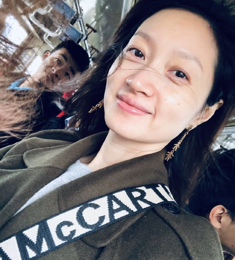 朱亚文▲朱亚文老婆也成花农，素颜现身暴露真实状态，从不化妆的女明星皮肤太真实了