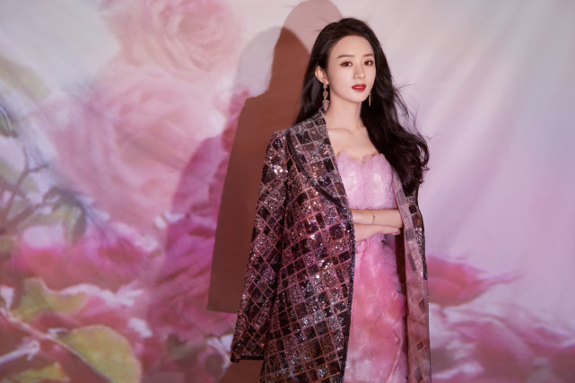 赵丽颖|赵丽颖公开新造型，甜美可人与霸气撩人随意切换，“眼”技令人心动