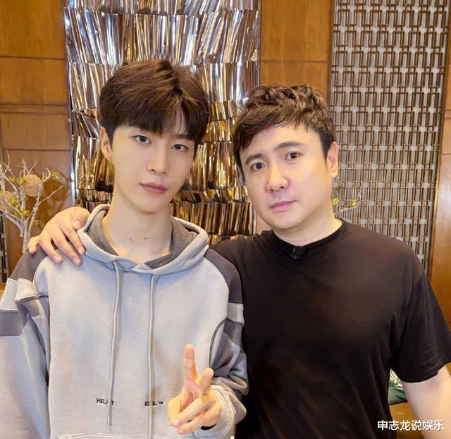 【范丞丞】合影,范丞丞给众人P图,贾玲显瘦不止一半,看了关晓彤笑懵了