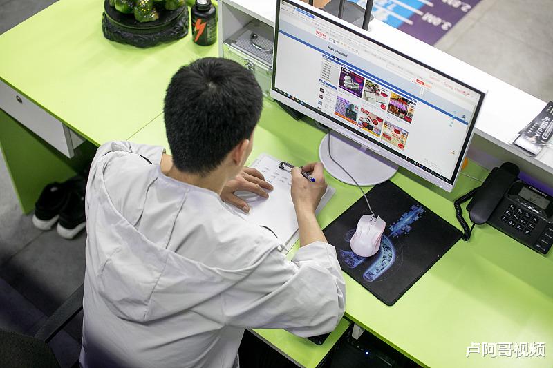 「显示器」进货价2元卖10块，一个月赚了20万，这营销手段做的好