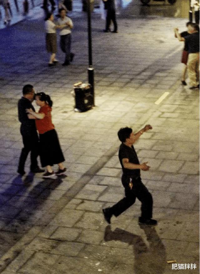 |“为啥高级宾馆的浴缸会有那么多的扶手?”网友神回复亮了!哈哈哈哈哈哈哈~