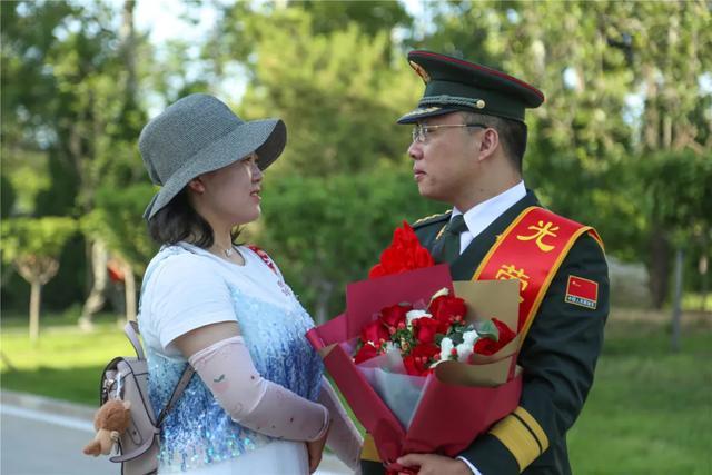 ##罕见！82集团军某旅上尉夫妻一起脱军装，携手退出现役