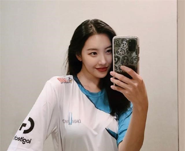 小姐姐|又一位小姐姐应援牛古力，却只发了个背影，看完正面照之后秒懂