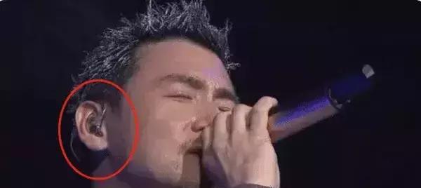 演唱会■演唱会上，原来歌手耳朵里戴的并不是“耳机”，看完涨知识了！