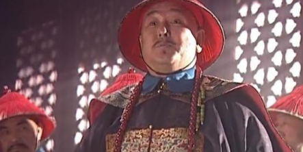 《康熙王朝》中老索尼看到一盘未下完的棋，为什么让索额图当心班布尔善？