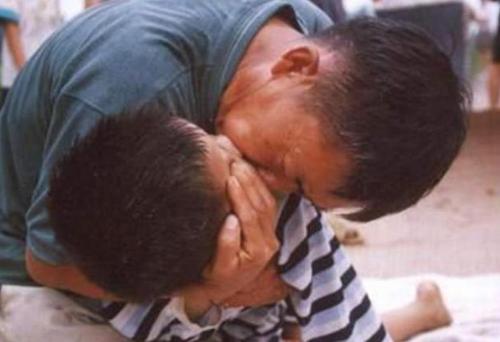 草鱼|两孩子落水，爸爸先救自家娃被骂自私，霸气回怼让人无话可说