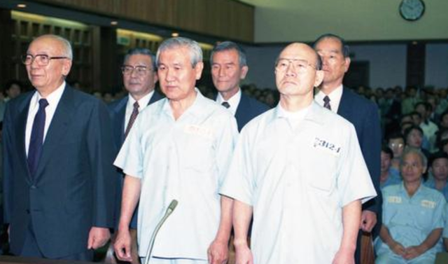 韩国■恨之入骨！韩国前总统跪像立在法院前，大妈上去就是一巴掌