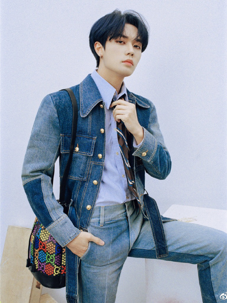 许光汉@华晨宇《王牌对王牌》复古牛仔装，撞衫林俊彦、许光汉，谁更飒？