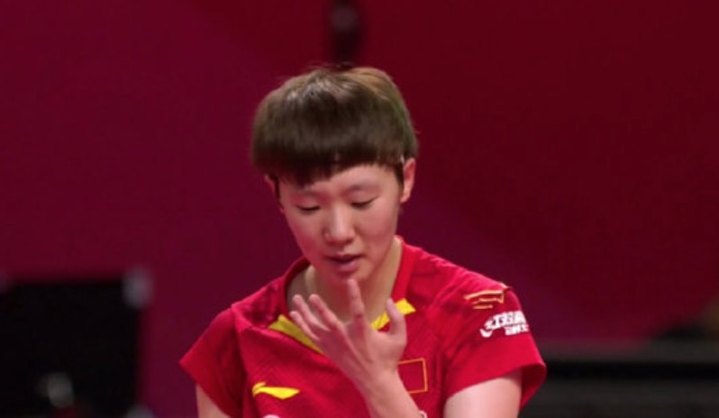 王曼昱|国乒感人一幕!40岁老将搂肩35岁师弟,全被淘汰 王曼昱挑战陈梦