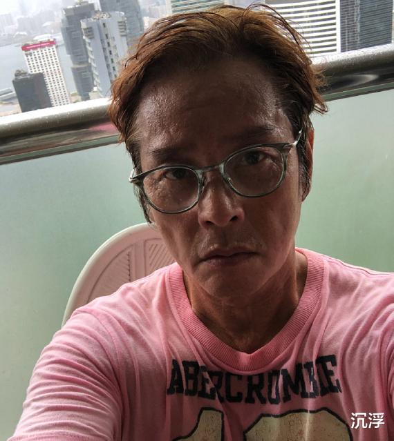谭咏麟|70岁谭咏麟暴瘦认不出,脸颊凹陷显沧桑,曾婚内与小22岁粉丝生子