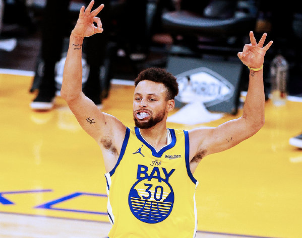 斯蒂芬·库里|62分,60分!库里打爆双枪,科尔盛赞追梦,他果然是体系球员!