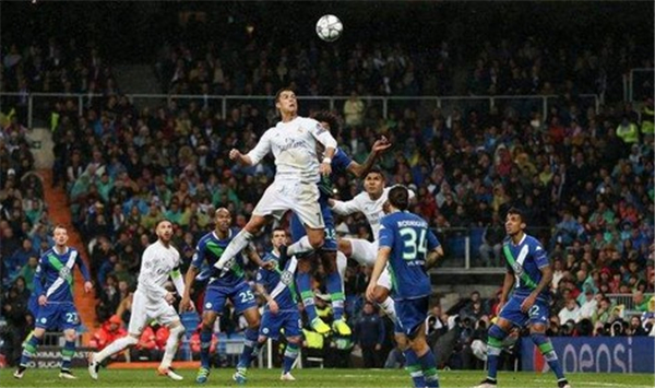 为何C罗很强壮却一碰就倒?这体现了他的专业!