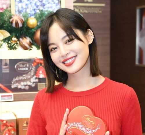 刘海|辛芷蕾：我发型咋啦？没有刘海露额头 网友“吐槽”不愧是妈妈让梳的